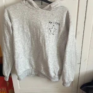 Gina young hoodie  - Säljer denna fina hoddie i storlek 146-152 vilket motsvarar ungefär xs/s, hoddien är köpt på Gina young 💗