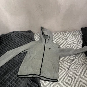 Nike tech kofta (1 gen) - Hej säljer nu mina kofta då jag har bytt stil och tycker inte om den lika mycket. Den är nästan som ny. 7/10