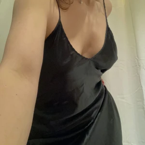 Svart sidenklänning - Säljer denna svarta sidenklänning från HUMANA! Sååå fin men tyvärr för stor för mig, därav har jag aldrig använt den. Den går ner till knäna på mig som är 160cm men såklart lätt att lägga upp om man vill ha den kortare.