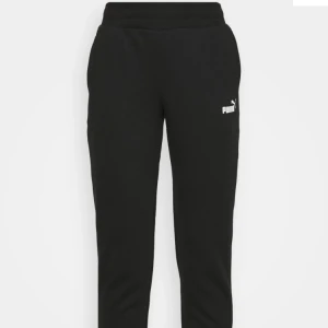 Mjukisbyxor  - Köpte dessa puma mjukisbyxor för ett år sedan, jag är 179 då dem tyvärr inte passade mig och sedan dess har dem legat i min garderob 