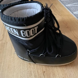 MoonBoots Low 2 36-38 - Moon Boots  Bra skick och fräscha  Köpta för 1 år sen  Nypriset då var 2099kr på zalando.  Skickar med spårbar frakt   Säljer de för 700kr  