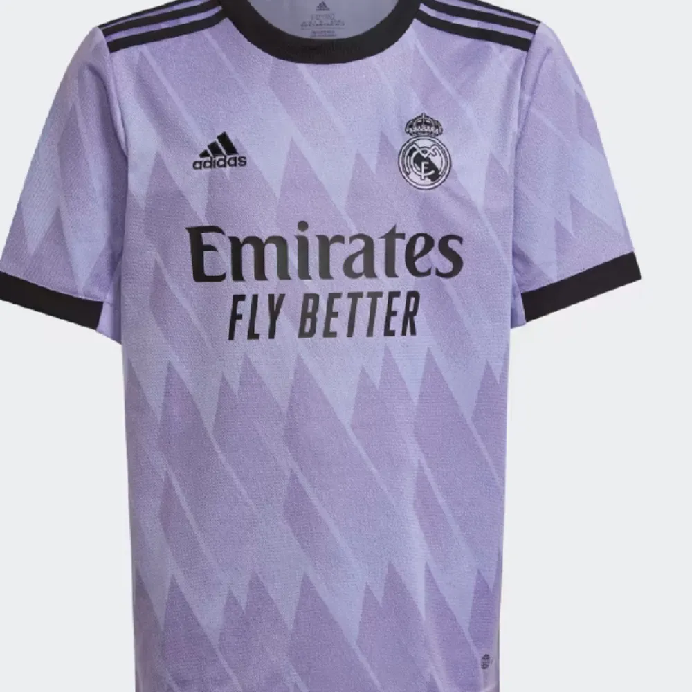 Hej, jag säljer min real Madrid tröja i jätte bra skick. På baksidan står de benzema . Jag är inte riktigt säker om den är äkta eller inte men den ser ut att vara äkta. Säljer p.g.a den inte kommer till användning 💜. T-shirts.