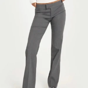 Gråa kostymbyxor  - Ett par gråa kostymbyxor från Nelly, använda ett fåtal gånger! Köparen står för frakten eller mötas upp i Linköping⭐️