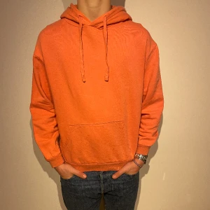 Hoodie - Riktigt snygg hoodie i orange. Skriv vid ytterligare frågor.