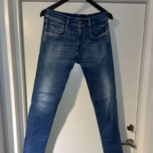 Replay jeans  - Mörkblåa Replay jeans i stl 28/32. Helt nya, nypris ~1500