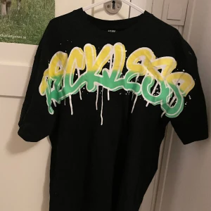 T-shirt med tryxk - Fint skick, använd fåtal gånger Lite street style. 