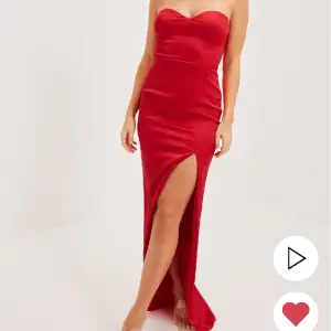 Säljer denna fina röda klänning då jag inte har någon användning utav den, enbart använd en gång. Skriv för privata bilder 😊