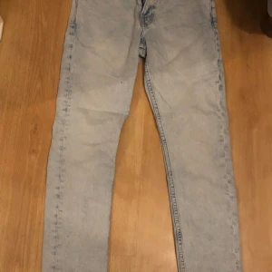 HM Jeans - Hej jag säljer dessa feta HM jeansen i färgen ljusblå. Storlek är 29/32. Nypris ligger runt 600, mitt pris 150. För fler frågor och funderingar kom dm 