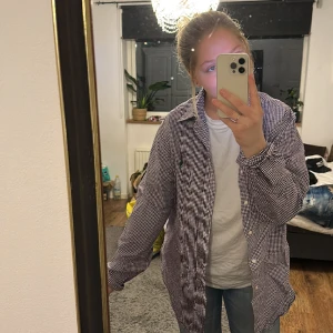 Rutig skjorta  - Supersöt skjorta från Polo Ralph Lauren. Jättefint skick! Supersöt på sommarn över ett linne typ😍 Säljes då jag har flera färger och denna inte används mer. Strl L men beroende på hur oversized man vill ha den så passar den olika!