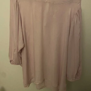  trekvarts ärmad t-shirts  - Hejsan jag säljer den här super söta Trekvartsarmade blusen💗Kom privat för bilder🙌🏻Pris går att diskutera!