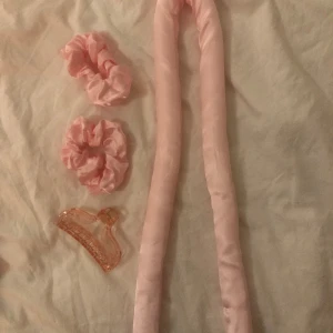 Heatless curls  - Säljer denna som används för att locka håret, det följer med 2 scrunchies och en hår klämma (den är oanvänd) 🌸