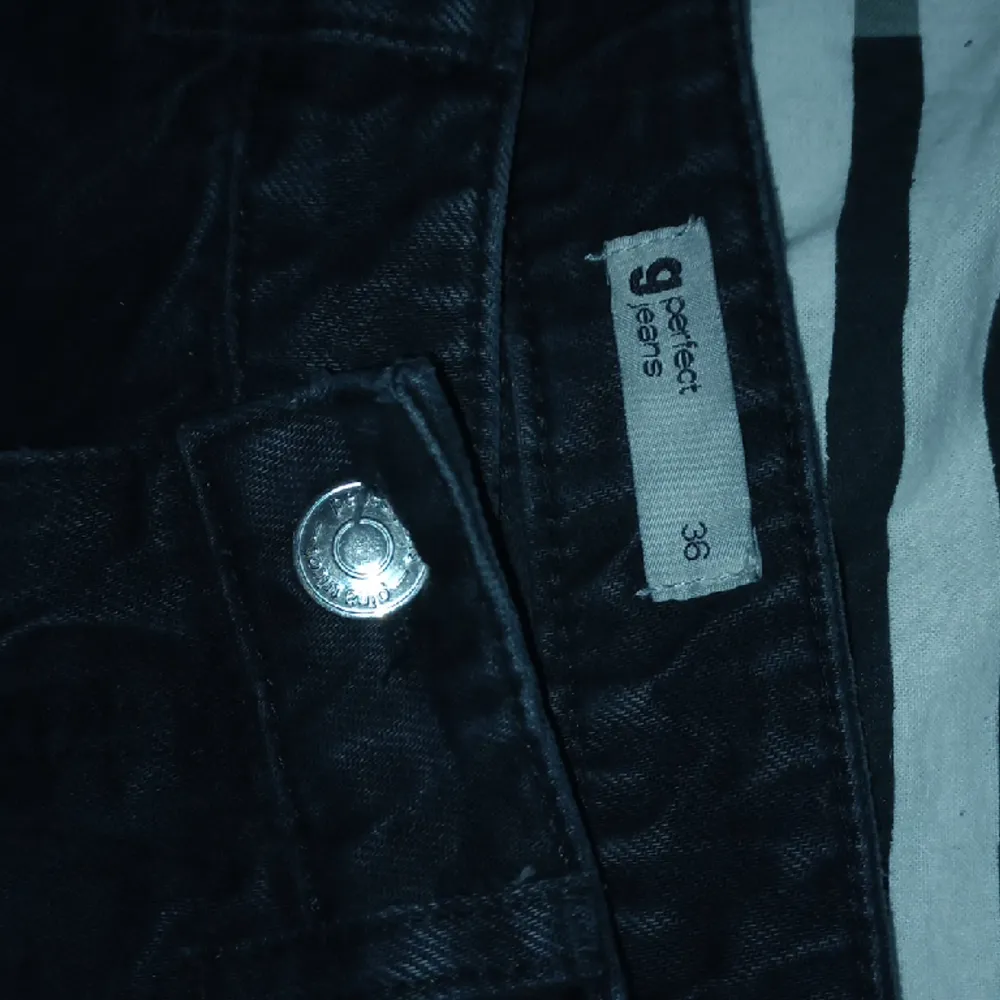 Svarta jeans i bra skick. Skulle säga att de är rättså högmidjade. Passar bra i längden på mig som är 164,5cm💖. Jeans & Byxor.
