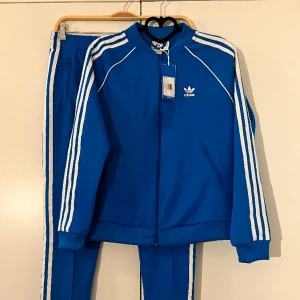 Adidasdräkt  - Helt oanvänd adidasdräkt. Storlek 38 på båda delarna. Säljs i ett det för 700kr!