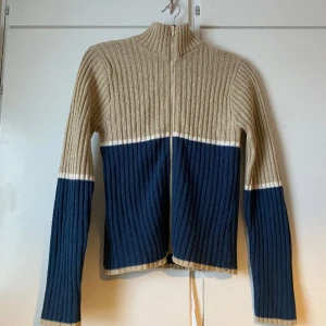Zip up - Så fin stickad zip up tröja, står ingen storlek men skulle säga att den är en xs❤️