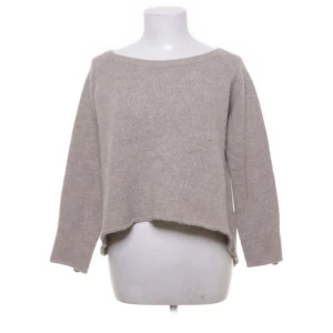 Stickad tröja  - En jättefin beige stickad tröja med en fin detalj på baksidan och knappar på armarna😊 säljer pga kommer ej till användning😔