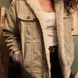Lee Sherpa Manchesterjacka - Oanvänd jacka från Lee Sandfärgad Strl M Teddyfodrad Bröstfickor samt vanliga fickor Nypris 1400kr  