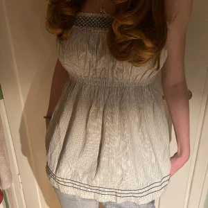 Randigt linne - Gulligt randigt linne med resår och fina detaljer, från hm. Fint skicka, använd ett få tal gånger. Kontakta mig för mer information💘