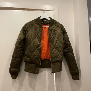 Jacka - Grön bomberjacka