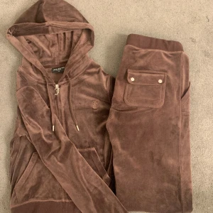 Säljer det bruna juicy setet! - Så fint o bra skick dock fattas det en knapp men inte nått som märks (se bild 2)🙌🏻