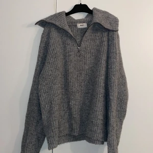 Grå stickad tröja med zip - En grå stickad tröja i nyskick. Är i strl L men skulle säga att den sitter mer som en M. 