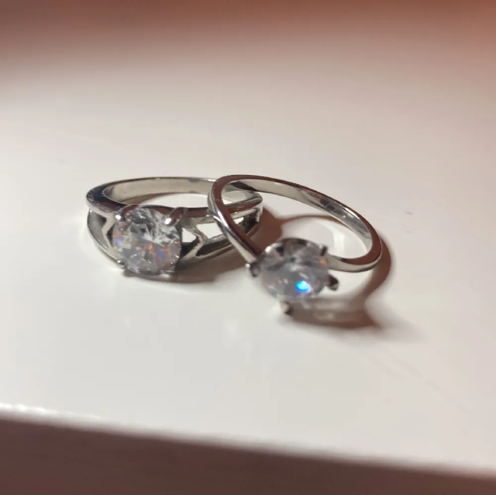 Två ringar som inte är äkta diamanter.  . Accessoarer.