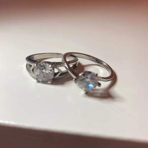 Två ringar som inte är äkta diamanter.  