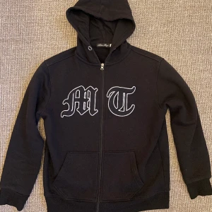 Tuttolente zip hoodie  - En fet og tuttolente zip hoodie. Passar bra I storlek S och M 