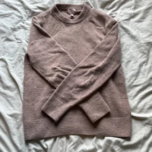 Stickad tröja  - Säljer min stickade tröja från HM. En ull tröja perfekt till vintern/våren då vädret tenderar att bli allt kyligare. Perfekt lager under en jacka under vintern eller för sig själv till våren. Nypris 599:- Storlek S passar även M