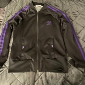 Svart/lila jacka  - Aridas tränings jacka 