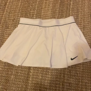 Nike tennis kjol - Vit tennis kjol! Använd 2 gånger❤️