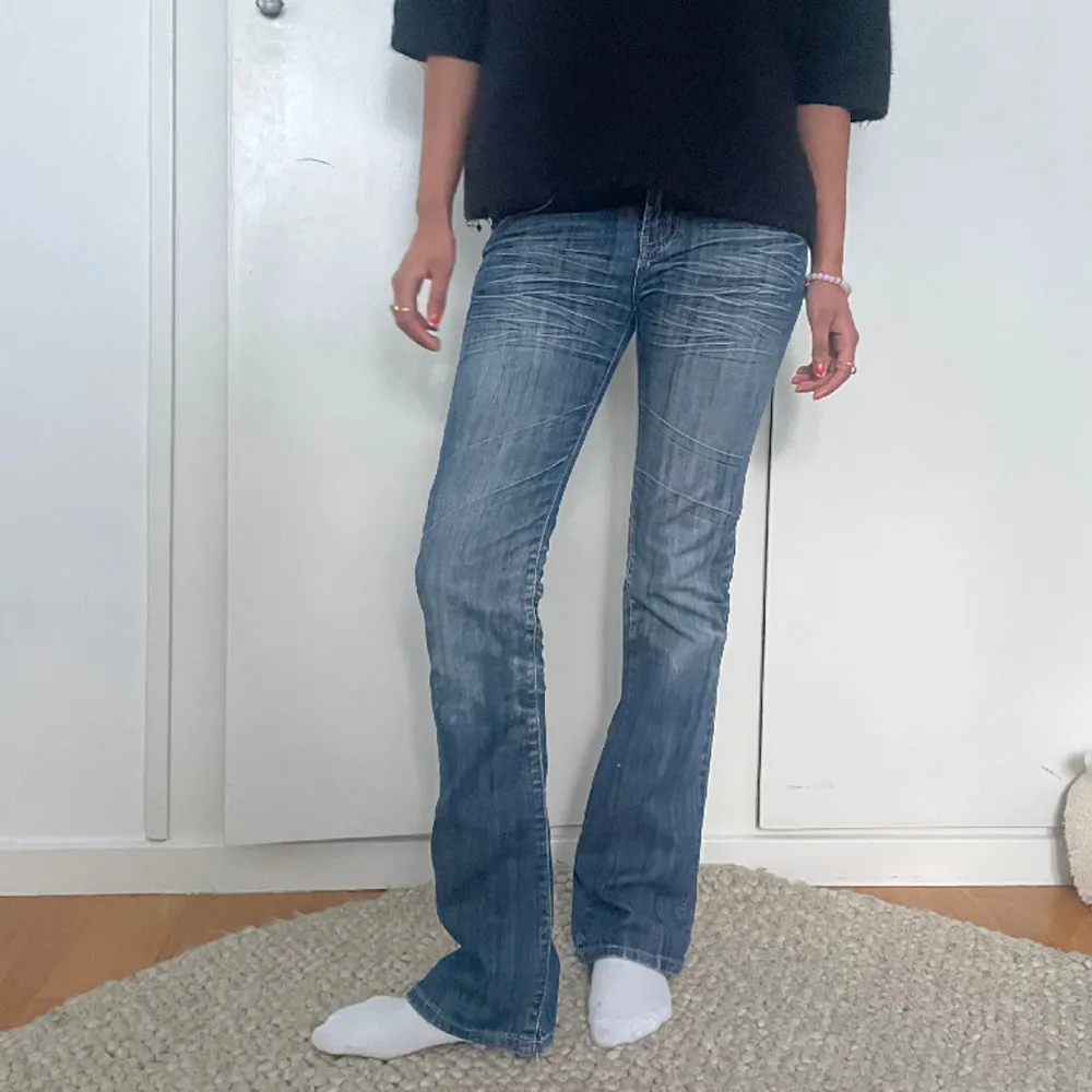 Jättefina jeans som tyvärr inte kommer till användning😢. Jeans & Byxor.