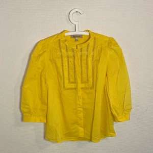 Gul blus - Fin gul blus i bra skick