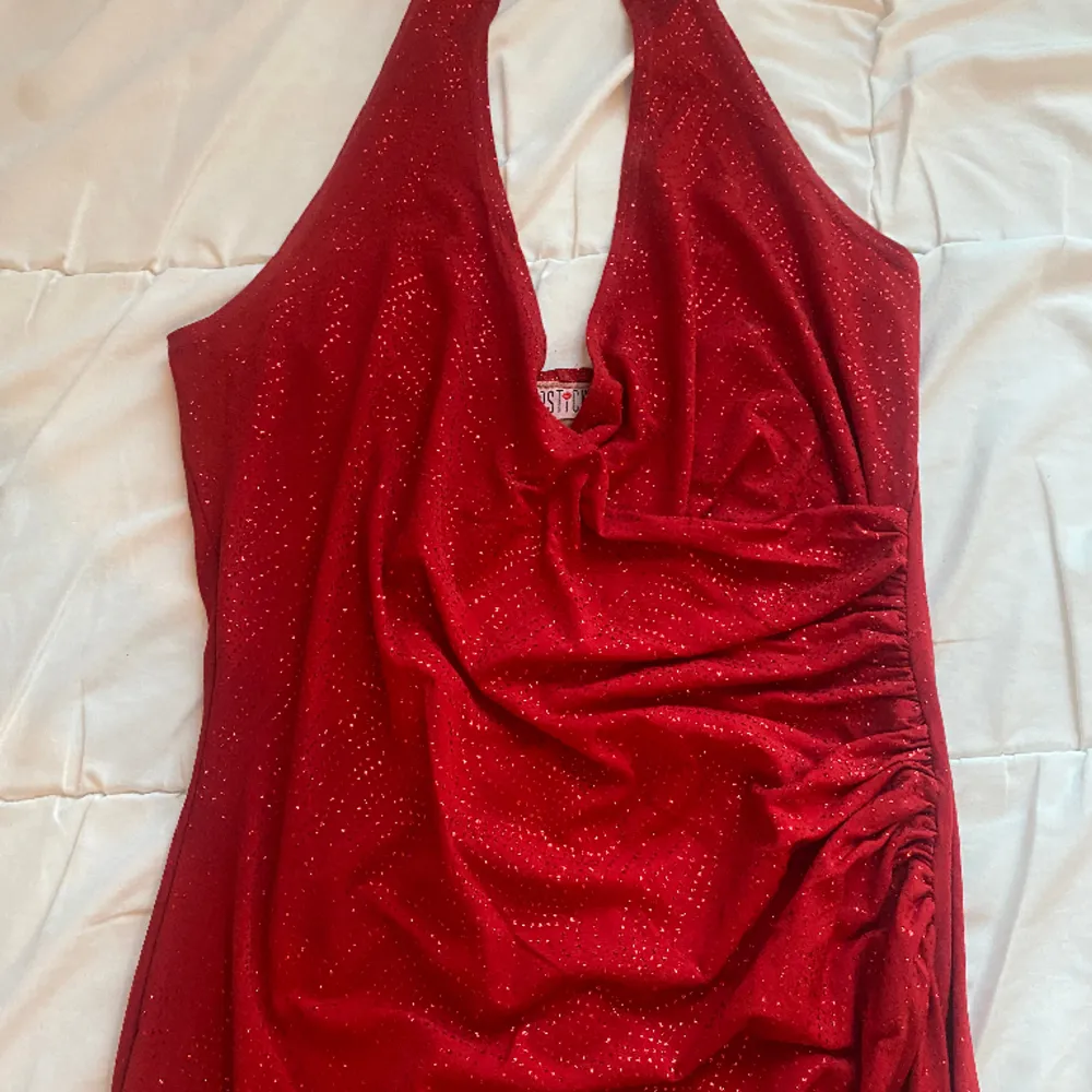 Röd glittrig klänning från märket Lipstick 💋 frakt står köparen för. Klänningar.
