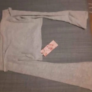 Ny tröja från shein - Köpte en tröja men var för liten. Känns som en xs elr xxs, köparen betalar för frakt jag tar swish