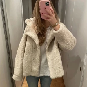 Söt pilejacka  - Har denna slutsålda zara pilejackan i färgen beige/ljusrosa. Passade inte mig i storlek och därför säljs den vidare. Inga skador eller liknande, så bara att höra av er vid övriga funderingar (bilder från tidigare ägare)💜