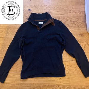 Halv zip tröja  - Säljer en halv zip tröja ifrån Devred i 5% Kashmir och 95% bomull. Skicket är 9/10 inga hål eller defekter. Tröjan är i storlek M men passar även S. Hör av er vid frågor och funderingar🤝