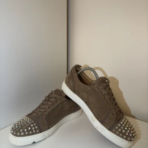 Christian Louboutin St 42 - Säljer nu mina beiga Christian Louboutin skor i storleken 42. Endast använda ett fåtal gånger därav i fint skick. Nypris ca 9000kr, mitt pris 3999kr finns kvitto