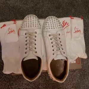 Christian Louboutin  - Tja! Jag säljer mina riktigt snygga Christian Louboutin skor då de ej kommer till användning längre. Skicket 7/10  Tveka ej att höra av dig om frågor!