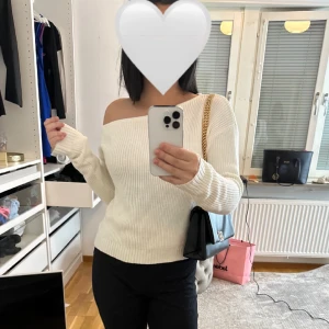 ”One shoulder” tröja - Jätte fin vit tröja från Zalando! Aldrig använd. Returtiden gick ut så jag får sälja den här istället.. 250kr var orgpriset men säljer för 100 då jag vill bli av med den. Aldrig använd!