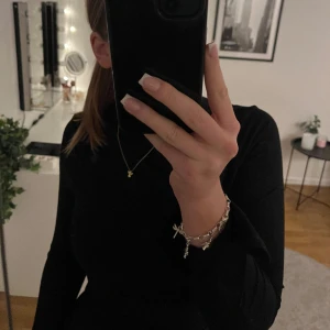 Svart tröja från Gina  - Säljer denna tröjan jag bara använt en gång! Den är från Gina och som ni ser har den slits i armen och sånt (se bild två) på sidorna vilket gör att den formar kroppen fint! 