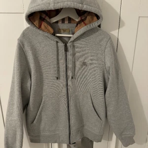 Burberry hoodie - Burberry hoodie storlek L Kan fraktas!!