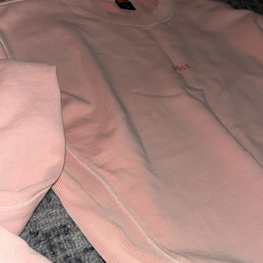 Säljer min rosa Hugo Boss sweatshirt. Använd ett fåtal gånger. Inga tecken på användning och inga defekter alls. Väldigt fin och fräsch. Säljer den eftersom den inte kommit till användning så mycket. (Kvitto finns). Tröjor & Koftor.