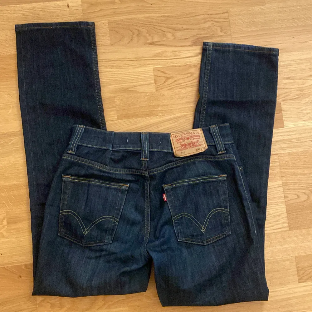 Snygga Levis jeans, modellen är stright och lådmidjade. Kommer ej till användning (insydda i midjan) . Jeans & Byxor.