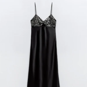 Klänning  - En helt ny klänning från zara som har prislapp kvar 🥰