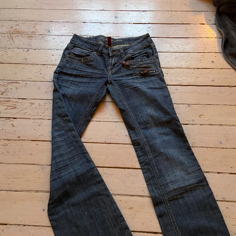 Supersnygga lågmidjade jeans i mycket bra skick. Midja 40cm Innerben 75cm. Jeans & Byxor.