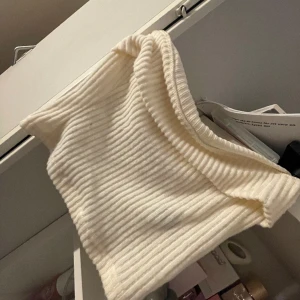 Stickad tub topp  - Säljer denna superfina stickade tub topp då den inte kommer till andvänding💗 Pris kan diskuteras.