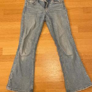 Super snygga flarade jeans från Gina storlek 152-158