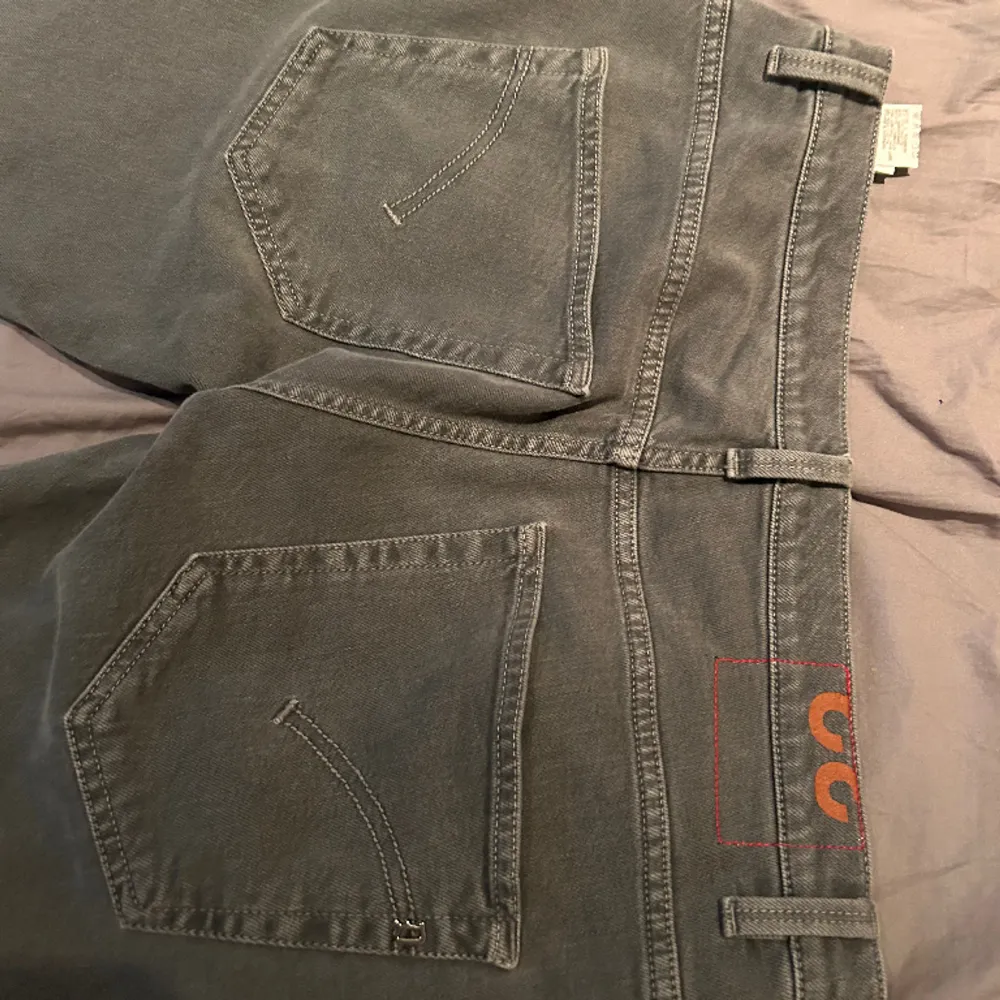 Säljer dessa skit feta Dondup jeans, i färger grå, sitter slimfit, storlek 32, vid mer frågor eller funderingar är det bara att höra av sig🎆🎇. Jeans & Byxor.
