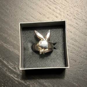 Playboy ring - Säljer denna oanvända ring! Funkar både för kvinnor och män🤩