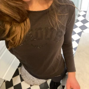Ovanlig tröja från Zadig Voltaire💞💞 - Långärmad t-shirt från Zadig Voltaire. Köpte den här på plick och då var den använd bara några gånger.Tröjan är i väldigt bra skick utan defekter, exempelvis är alla ”diamanter” kvar på trycket💞tröjan är lite liten för mig som vanligtvis har XS/S❤️❤️